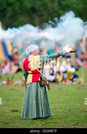 Il 'Berkeley Skirmish' reenactments medievale a Berkeley Castle vicino a Gloucester dove il cinquecentesimo anniversario della battaglia di Fl Foto Stock