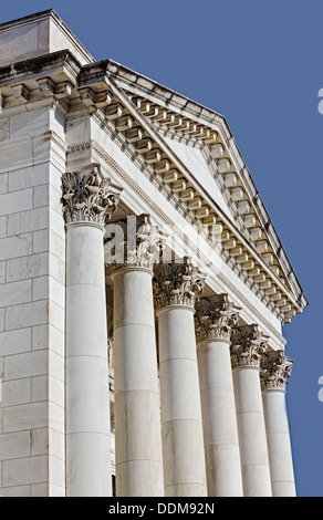 I dettagli architettonici delle colonne corinzie nel lato anteriore del Memorial anfiteatro presso il Cimitero Nazionale di Arlington Foto Stock