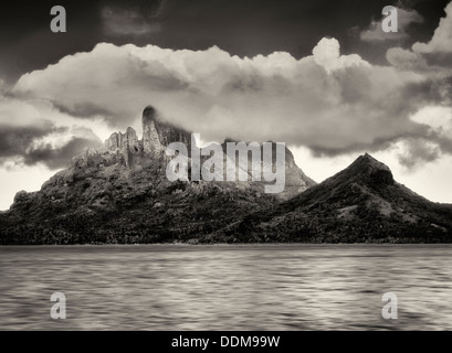 Sunrise e Mt. Otemanu. Bora Bora. Polinesia francese Foto Stock