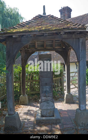 Smarden borgo ben risalente al 1897 coperta da un tetto a tegole Kent England Regno Unito Foto Stock