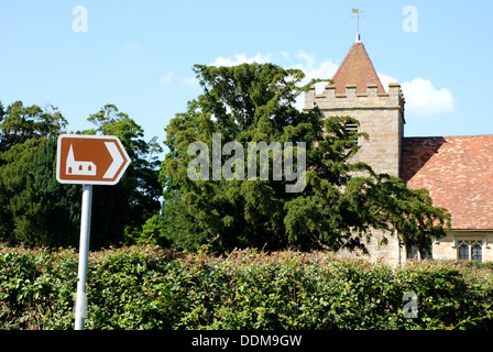 Marrone segno turistica rivolta verso la storica chiesa di San Thomas a Becket nel Kent Foto Stock