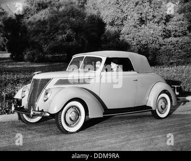 1937 Ford V8 modello 78 lub cabriolet, (1937?). Artista: sconosciuto Foto Stock