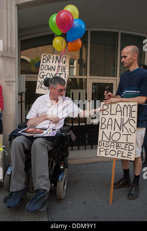 Londra, Regno Unito. Il 4 settembre 2013. (DPAC Disabili contro i tagli) protesta per evidenziare la disuguaglianza delle persone con disabilità al di fuori del reparto per l'istruzione. Londra, UK, 4 settembre 2013 Credit: martyn wheatley/Alamy Live News Foto Stock