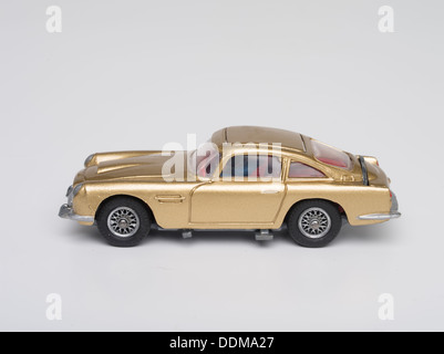 Corgi Toys (261) Modellino pressofuso di James Bond Aston Martin DB5 in Goldfinger con sede di espulsore prodotta nel 1965 Foto Stock