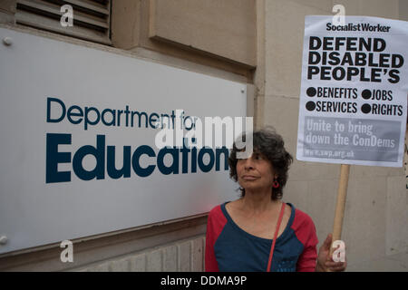 Londra, Regno Unito. Il 4 settembre 2013. (DPAC Disabili contro i tagli) protesta per evidenziare la disuguaglianza delle persone con disabilità al di fuori del reparto per l'istruzione. Londra, UK, 4 settembre 2013 Credit: martyn wheatley/Alamy Live News Foto Stock