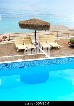 Vista mare piscina in hotel di lusso, Peloponnes, Grecia Foto Stock