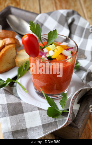 Spagnolo Zuppa Gazpacho in un vetro, alimenti close up Foto Stock