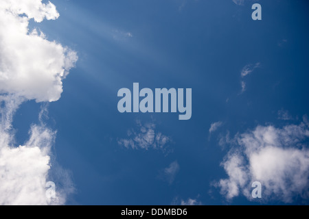 Nuvole contro un cielo blu Foto Stock