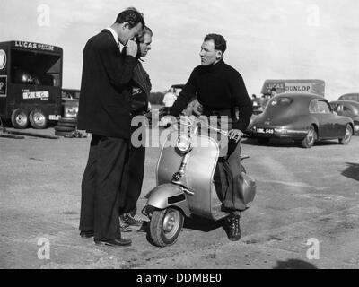 Stirling Moss su uno scooter Vespa, Goodwood, aprile 1952. Artista: sconosciuto Foto Stock