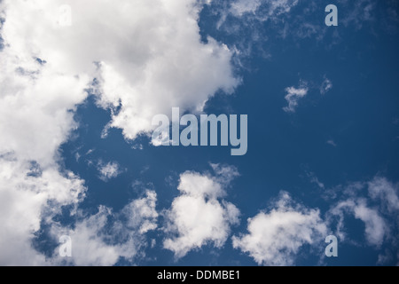 Nuvole contro un cielo blu Foto Stock