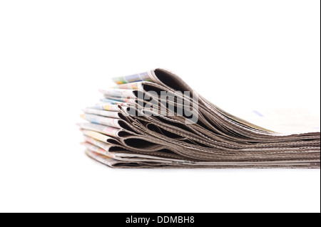 Pila di quotidiani isolato su uno sfondo bianco Foto Stock