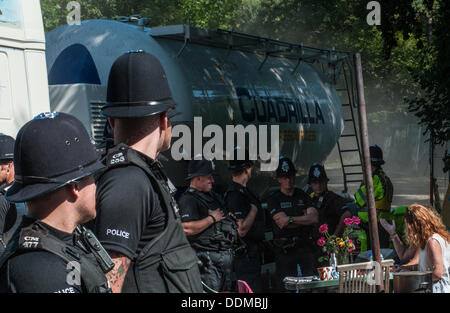 Balcombe, West Sussex, Regno Unito. Il 4 settembre 2013. Cuadrilla tanker lascia il sito ingresso sorvegliato da ufficiali della polizia anti fracking ambientalisti stanno protestando contro forature di prova da Cuadrilla sul sito in West Sussex che potrebbe portare al controverso processo fracking. Credito: David Burr/Alamy Live News Foto Stock