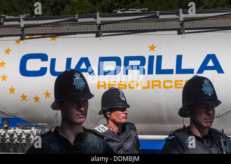 Balcombe, West Sussex, Regno Unito. Il 4 settembre 2013. Cuadrilla tanker lascia il sito ingresso sorvegliato da ufficiali della polizia anti fracking ambientalisti stanno protestando contro forature di prova da Cuadrilla sul sito in West Sussex che potrebbe portare al controverso processo fracking. Credito: David Burr/Alamy Live News Foto Stock