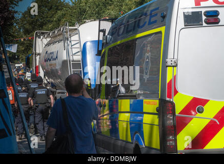 Balcombe, West Sussex, Regno Unito. Il 4 settembre 2013. Cuadrilla tanker lascia l'ingresso del sito ed è scortato fino alla strada dalla polizia.. Il anti fracking ambientalisti stanno protestando contro forature di prova da Cuadrilla sul sito in West Sussex che potrebbe portare al controverso processo fracking. Credito: David Burr/Alamy Live News Foto Stock