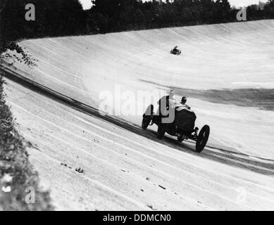 Mercedes sul settore bancario nei pressi dei soci, Ponte di Brooklands, Surrey, 1920. Artista: sconosciuto Foto Stock