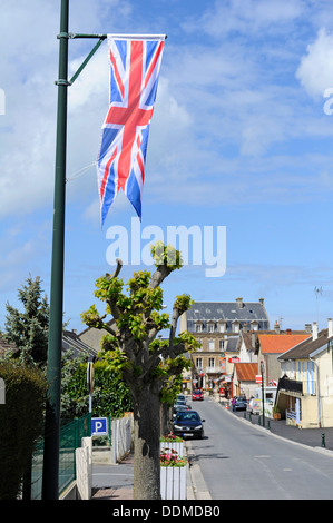 Union Jack flag montato su di un palo metallico in Arromanches, Normandia, Francia per festeggiare la liberazione di questa città. Foto Stock