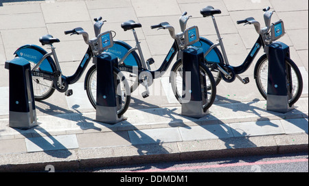 Boris Barclays biciclette a noleggio bici a noleggio sistema docking station Victoria Embankment Londra Inghilterra Europa Foto Stock