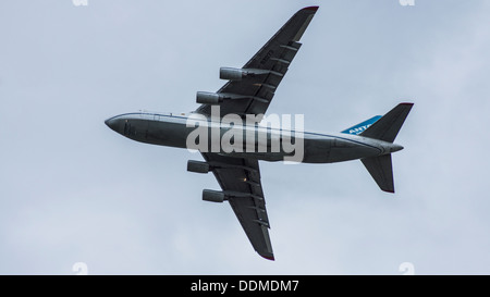 Antonov 124-100-82073 UR jumbo jet transporter cargo aereo underbelly luci di atterraggio su lembi verso il basso cielo molto nuvoloso Foto Stock