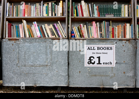 Display esterno di libri in vendita Hay on Wye Powys Galles Gran Bretagna Europa Foto Stock