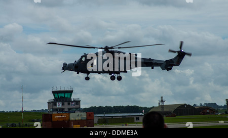 Royal Navy esercito AgustaWestland Future Lynx Wildcat AW159 elicottero airshow hovering forze armate giorno zz405 Foto Stock