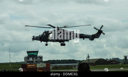 Royal Navy esercito AgustaWestland Future Lynx Wildcat AW159 elicottero airshow hovering forze armate giorno zz405 Foto Stock