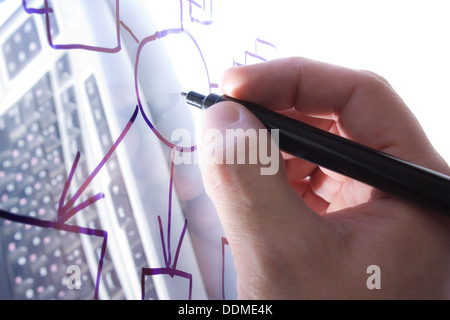 Disegna a mano uno schema su un vetro trasparente Foto Stock