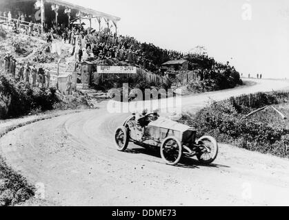 T pilette in una Mercedes 4,5 litro del Gran Premio di Francia, Lione, 1914. Artista: sconosciuto Foto Stock