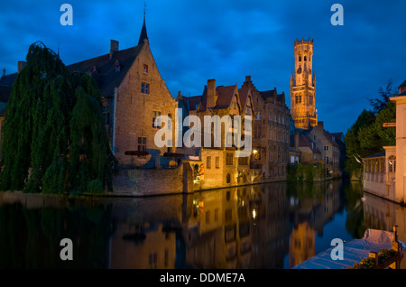 La vista di notte verso il Belfort torre campanaria di Rozenhoedkaai a Bruges, Belgio Foto Stock