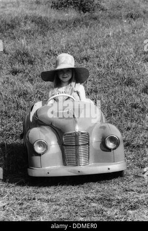 Ragazza in un annata 1948 Austin J40 automobile del pedale. Artista: sconosciuto Foto Stock