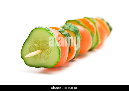 Fette di cetrioli e pomodori su un bastone di legno isolato su sfondo bianco Foto Stock