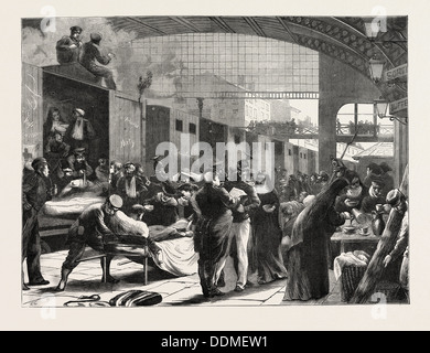FRANCO-prussiana di guerra: scena in corrispondenza di una stazione ferroviaria all'arrivo di un treno con feriti, 1870 Foto Stock