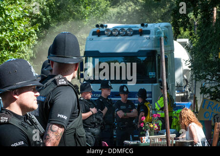 Balcombe, West Sussex, Regno Unito. Il 4 settembre 2013. Cuadrilla tanker lascia il sito. Il anti fracking ambientalisti stanno protestando contro forature di prova da Cuadrilla sul sito in West Sussex che potrebbe portare al controverso processo fracking. Credito: David Burr/Alamy Live News Foto Stock