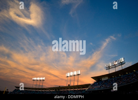 Luci a uno stadio al tramonto Foto Stock