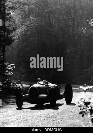 Bernd Rosemeyer guida un'Auto Union, Donington Grand Prix, 1937. Artista: sconosciuto Foto Stock