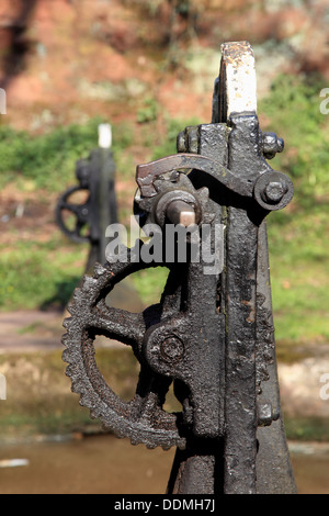 Un dispositivo di compressione per il funzionamento di uno dei blocchi sul Shropshire Union Canal a Tyrley, Market Drayton, Shropshire Foto Stock
