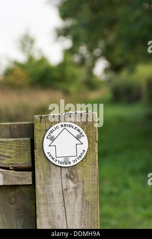 Montante bridleway pubblico segno sulla porta Foto Stock