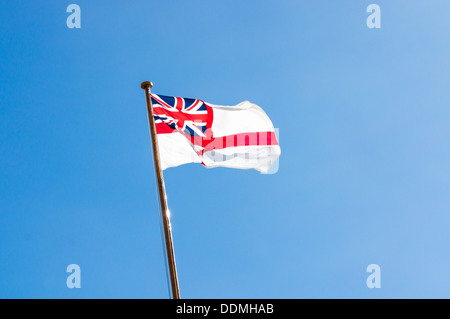 Royal Navy White ensign vola contro un cielo blu Foto Stock
