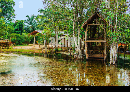 Vecchia casa in legno sul lago nei tropichi Foto Stock