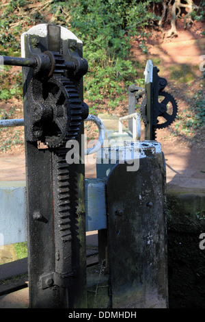 Un dispositivo di compressione per il funzionamento di uno dei blocchi sul Shropshire Union Canal a Tyrley Foto Stock