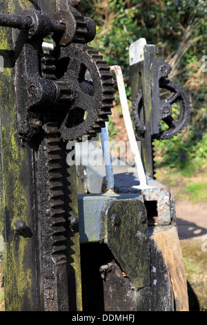 Un dispositivo di compressione per il funzionamento di uno dei blocchi sul Shropshire Union Canal a Tyrley Foto Stock