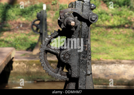 Un dispositivo di compressione per il funzionamento di uno dei blocchi sul Shropshire Union Canal a Tyrley Foto Stock