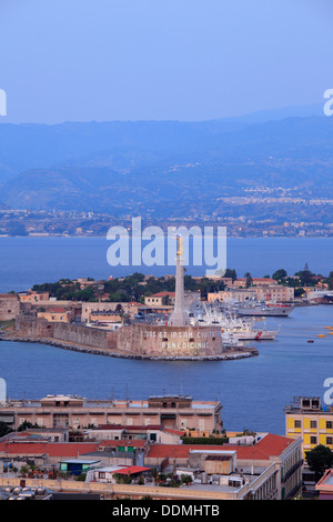 Il porto di Messina con la Calabria in background, Sicilia, Italia Foto Stock