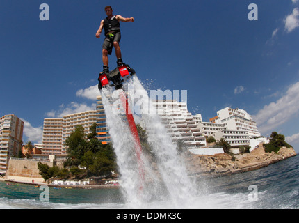 Un uomo flyboard pratiche in una spiaggia a Maiorca, in spagnolo isola delle Baleari. Foto Stock