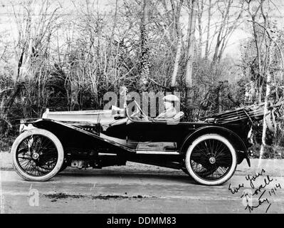 Un uomo al volante di una Hispano-Suiza Alfonso XIII, 1914. Artista: sconosciuto Foto Stock