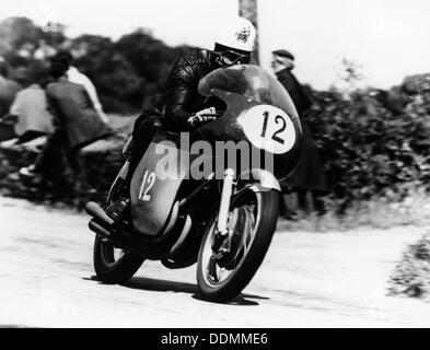 John Hartle vincendo l'Isola di Man Junior TT, su una MV Agusta, 1960. Artista: sconosciuto Foto Stock