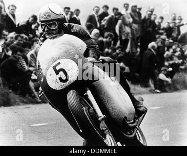Mike Hailwood, su una MV Agusta, vincitore dell'Isola di Man Senior TT, 1964. Artista: sconosciuto Foto Stock