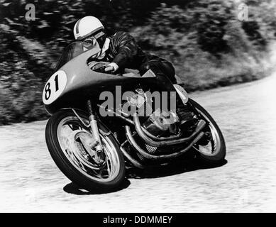 John Surtees su una MV Agusta, Isola di Man Senior TT, 1956. Artista: sconosciuto Foto Stock