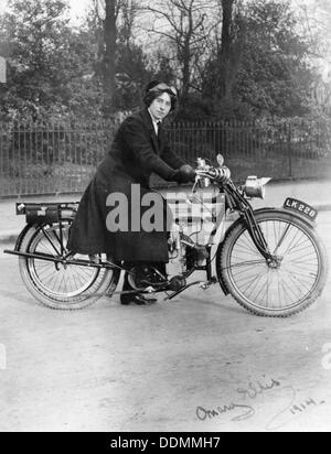 Una donna su una moto di Douglas, 1914. Artista: sconosciuto Foto Stock