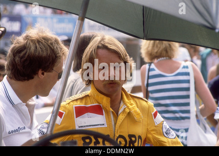 Keke Rosberg presso il British Grand Prix, Brands Hatch, Kent, 1982. Artista: sconosciuto Foto Stock