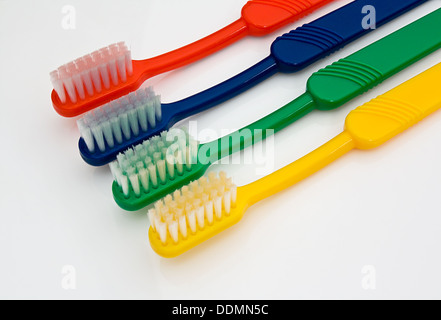 Diversi spazzolini da denti colorati Foto Stock